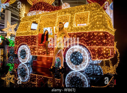 Il 25 gennaio 2019, Assia, Frankfurt/Main: migliaia di piccole luci illuminano questa 'bus VW' al Christmasworld fiera. Il grande veicolo possono essere disposte dai clienti come decorazione per eventi, grandi magazzini o spazi aperti ed è una delle più accattivanti presenta in fiera. Più di 1000 espositori provenienti da tutto il mondo saranno in grado di presentare le tendenze e le idee di decorazione per il Natale in Fiera dal 25 al 29 gennaio 2019. Foto: Boris Roessler/dpa Foto Stock