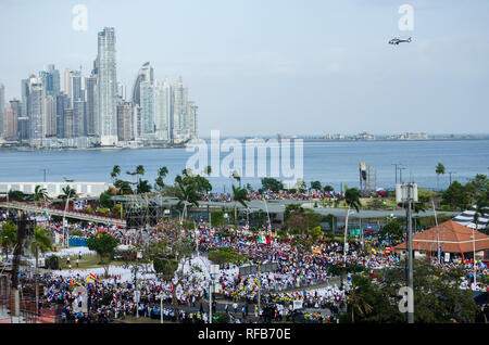 Panama City, Panama. 24 gen 2019. Migliaia di fedeli in 'Campo Santa María La Antigua' nella città di Panama per il Papal Cerimonia di benvenuto in occasione della Giornata Mondiale della Gioventù Credito: Mabelin Santos/Alamy Live News Foto Stock