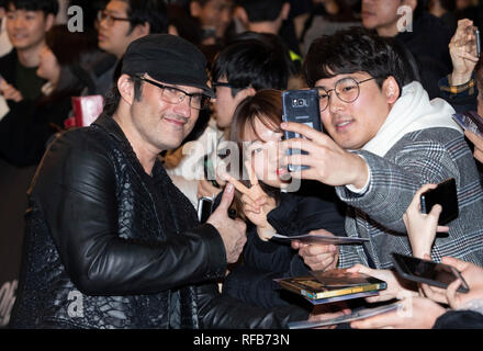 Seoul, Corea del Sud. 25 gennaio, 2019. Regista Robert Rodriguez (L, anteriore) pone per le foto con ventole a tappeto rosso per il suo nuovo film "alita: Battle Angel' world tour di promozione a Seul, Corea del Sud, il 25 gennaio, 2019. Il filmato è di essere rilasciato in Corea del Sud il 5 febbraio. Credito: Lee Sang-ho/Xinhua/Alamy Live News Foto Stock