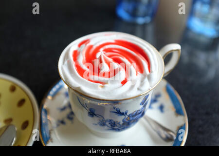 Caffè moka ghiacciata miscelata con panna e confettura di fragole su un tavolo Foto Stock
