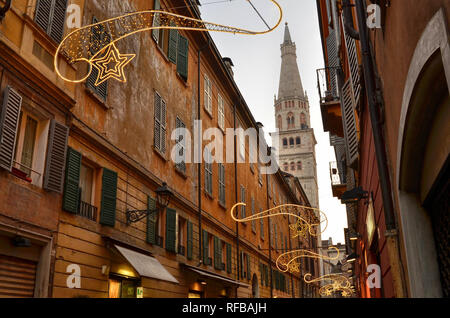 Modena, Emilia Romagna, Italia. Dicembre 2018. Ghirlandina è la torre campanaria della città: entrare nel centro storico si notano subito. Hig Foto Stock