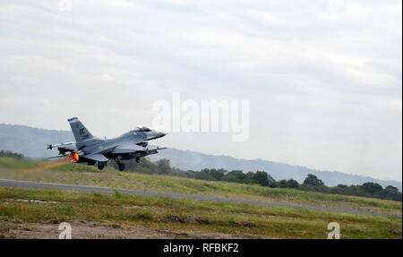 Un U.S. Air Force F-16 Fighting Falcon distribuito da Kunsan Air Base, Corea, decolla durante l'aria bilaterali Exchange-Philippines Contingenti (cui BACE-P) a Cesar Basa Air Base, Filippine, Gennaio 21, 2019. Questa è la settima iterazione di cui BACE-P STABILITO DALLE LEGGI DEGLI STATI UNITI Comando del pacifico ed eseguiti dai servizi centrali Pacific Air Forces. Incorporando il F-16 in questa iterazione delle operazioni consentiranno di aria-aria e aria-terra di interazione di formazione con il PAF FA-50s. (U.S. Air Force photo by Staff Sgt. Anthony piccolo) Foto Stock