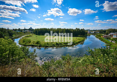 Paesaggio girato da fiume curva e natura, Suzdal, Russia. Uno dei luoghi dello storico anello d'Oro intorno a Mosca. Foto Stock