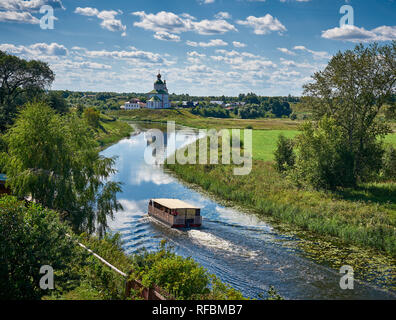 Chiesa di Elia il Profeta, Chiesa di Elia e fiume Kamenka. Paesaggio girato da Suzdal, Golden Ring, Russia. Foto Stock