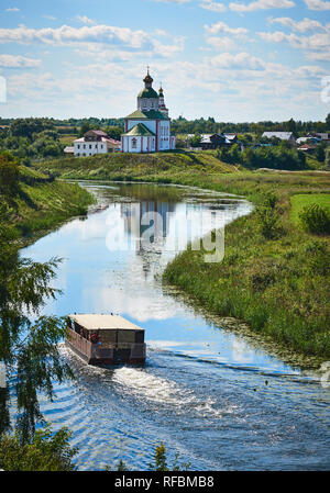 Chiesa di Elia il Profeta, Chiesa di Elia e fiume Kamenka. Paesaggio girato da Suzdal, Golden Ring, Russia. Foto Stock