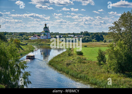 Chiesa di Elia il Profeta, Chiesa di Elia e fiume Kamenka. Paesaggio girato da Suzdal, Golden Ring, Russia. Foto Stock