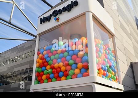 Le linee lunghe per i premi, dal gigante gumball machine promozione 'Hey Google' assistente di Google al CES, il più grande del mondo consumer tech show di Las Vegas, STATI UNITI D'AMERICA Foto Stock