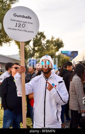 Le linee lunghe per i premi, dal gigante gumball machine promozione 'Hey Google' assistente di Google al CES, il più grande del mondo consumer tech show di Las Vegas, STATI UNITI D'AMERICA Foto Stock