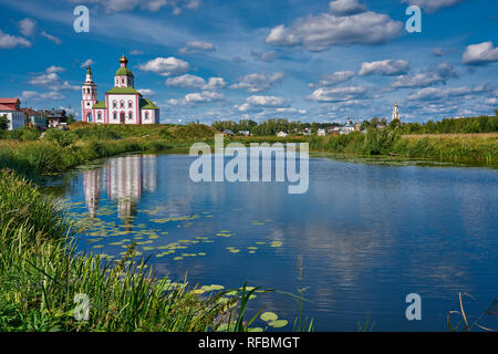 Chiesa di Elia il Profeta, Chiesa di Elia e fiume Kamenka. Paesaggio girato da Suzdal, Golden Ring, Russia. Foto Stock