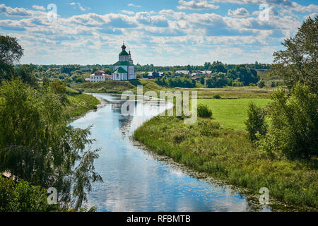 Chiesa di Elia il Profeta, Chiesa di Elia e fiume Kamenka. Paesaggio girato da Suzdal, Golden Ring, Russia. Foto Stock