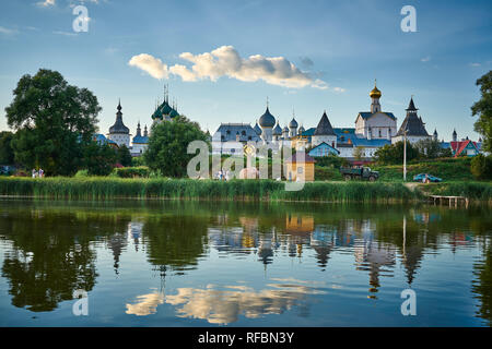 Cremlino di Rostov Veliky dal lago Nero al tramonto, anello d'Oro, Russia Foto Stock