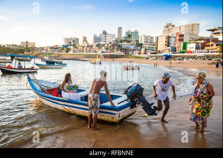 SALVADOR, Brasile - Febbraio 02, 2016: i pescatori presso il villaggio di Rio Vermelho offrono le loro barche da pesca a celebranti al Festival di Yemanja. Foto Stock