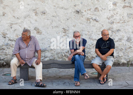 Ravello Salerno / Italia - 14 Agosto 2018 : Tre uomini seduti su una panchina di Ravello, Italia. Foto Stock