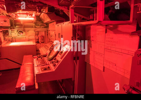 Stazione di combattimento in sottomarino nucleare temibile della marina francese presso il museo marittimo Cite de la Mer in Cherbourg, Francia. Foto Stock