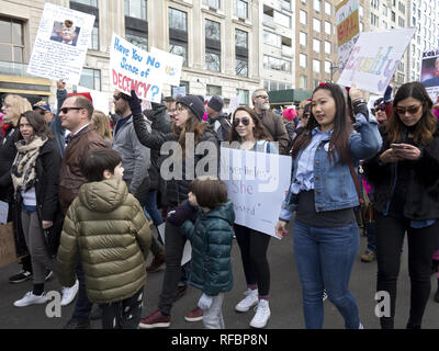 Centinaia di migliaia di newyorkesi hanno partecipato donne di marzo nella città di New York in un anno di anniversario di Donald Trump's innauguration, Gen20, Foto Stock