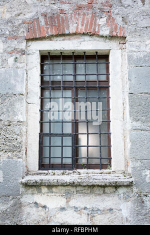 Vecchia finestra in legno con barre di ferro Foto Stock