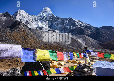 Ama Dablam sorge sopra la valle del Khumbu, Everest regione, Nepal Foto Stock
