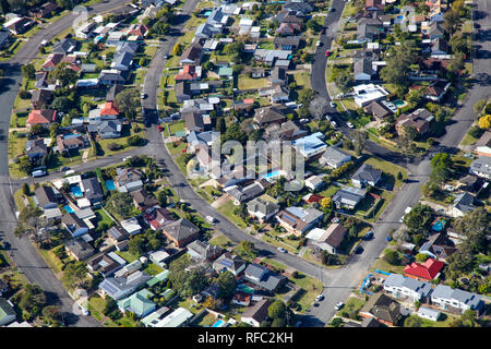 Una veduta aerea di periferia residenziale in Newcastle - NSW Australia. Mostra un tipico australiano area residenziale. Foto Stock
