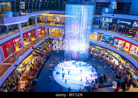 Singapore - Gennaio 2019: Marina Bay Sands shopping mall architettura di interni. Il Marina Bay Sands è un resort integrato che costeggia Marina Bay in Singap Foto Stock