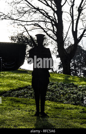 Grande Guerra Tommy silhouette soldato di guardia a Southend il Cenotafio, Clifftown Parade, Southend on Sea, Essex, Regno Unito, affacciato estuario del Tamigi Foto Stock