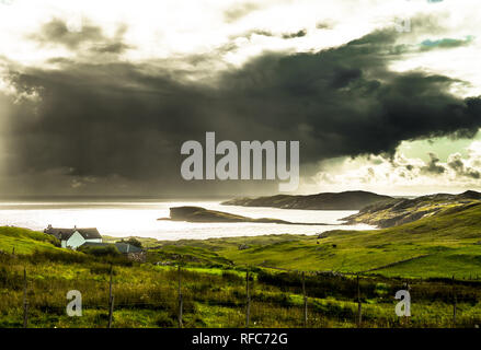 Il paesaggio costiero con pesanti nuvole a Oldshoremore spiaggia vicino Kinlochbervie in Scozia Foto Stock