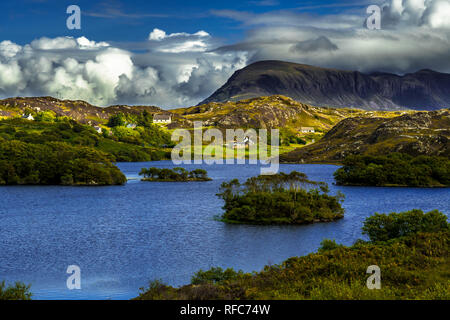 Villaggio Drumbeg a Loch Drumbeg davanti di montagna spettacolare Quinag in Assynt in Scozia Foto Stock