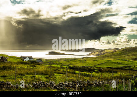 Il paesaggio costiero con pesanti nuvole a Oldshoremore spiaggia vicino Kinlochbervie in Scozia Foto Stock
