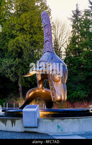 Bill Reid's scultura in bronzo "capo del mondo sottomarino", Aquarium di Vancouver, Stanley Park, Vancouver, British Columbia, Canada Foto Stock