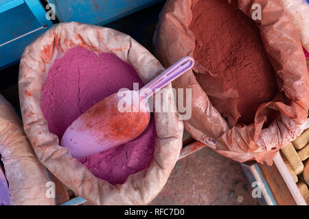 I sacchi con pigmento di vernice in colori diversi per la vendita in un marocchino street market. Chefchaouen Foto Stock