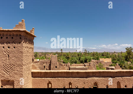 L antica città marocchina vicino a Tinghir con il vecchio casbah e Alto Atlante montagne innevate sullo sfondo, Tinghir, Marocco in Africa Foto Stock