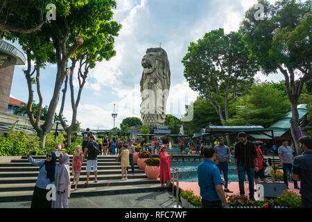 Singapore - Gennaio 2019: statua Merlion sull'Isola di Sentosa e turisti in Singapore. Merlion Singapore è il famoso punto di riferimento e Sentosa è un popolare Foto Stock