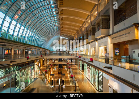 Singapore - Gennaio 2019: Marina Bay Sands shopping mall architettura di interni. Il Marina Bay Sands è un resort integrato che costeggia Marina Bay in Singap Foto Stock