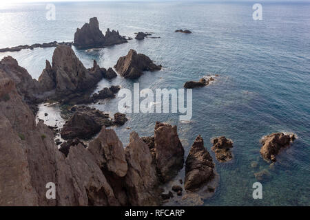 Paesaggio vulcanico in sirene Reef (Arrecife de Las Sirenas). Cabo de Gata, Andalusia, Spagna, Europa Foto Stock