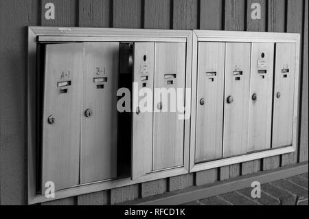 Mailbox scomposte in un'immagine in bianco e nero Foto Stock