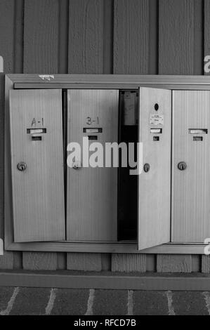 Mailbox in bianco e nero scomposte in Foto Stock