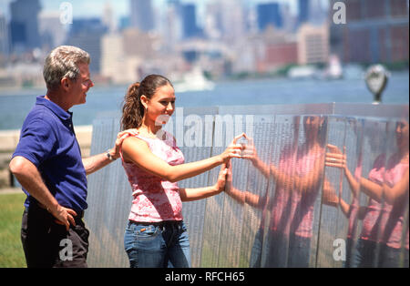 2004, Padre e figlia su Ellis Island , New York, Stati Uniti d'America Foto Stock