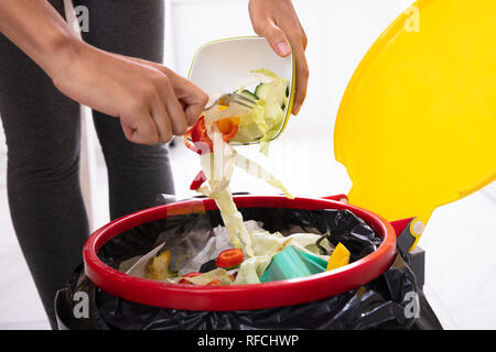 Close-up di una donna di mano Insalata di lancio In aprire il Cestino Foto Stock