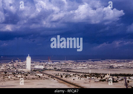 Dubai. Vista aerea di Dubai con il Dubai Centro Commerciale Torre guardando fuori verso la costa e Port Rashid docks nel 1986 Foto Stock