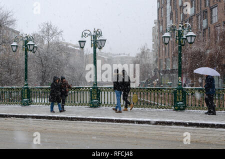 ESKİSEHİR,Turchia-gennaio 15,2019:nevicata in città. Le persone sono a piedi sul ponte in inverno, sotto neve Foto Stock