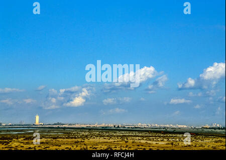 Dubai. Vista aerea di Dubai con il Dubai Centro Commerciale Torre nel 1986 Foto Stock