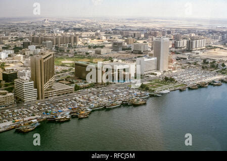 Dubai. Vedute aeree di Dubai con Dubai Creek fluviale e Intercontinental Hotel [sinistra] nel 1986 Foto Stock