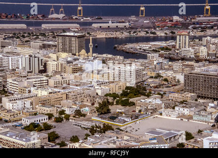 Dubai. Vedute aeree di Dubai affacciato sulla vecchia Dubai, con il Dubai Creek interna e di Port Rashid docks nel 1986 Foto Stock