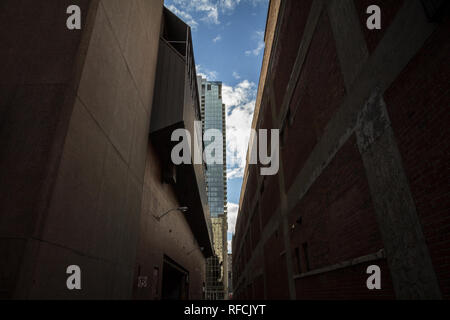 Dead End Street presso il fondo di grattacieli nel centro cittadino di Montreal, in Quebec, Canada, nel CBD. Montreal è una grande economia nord-americana hub e un possibile Foto Stock