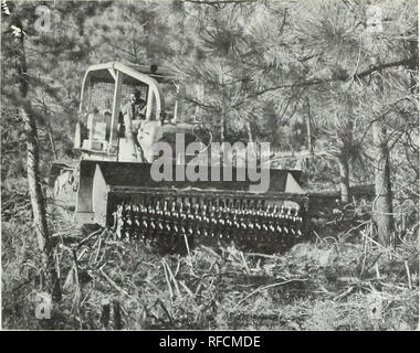 . Economia dell'assottigliamento stagnava Ponderosa Pine alberello sorge in pino-erba aree centrali di Washington. Ponderosa Pine Washington (stato) assottigliamento. Figura 7.-un 'Tomahawk" montato su un D-6 trattore cingolato. Questo attacco pesa circa 2.700 libbre ed è utile per la frantumazione di slash e spazzola. acro; e macchina palificate e masterizzazione, $30 a $60 per acro a seconda della densità di supporto dopo l'assottigliamento. Il costo di entrambi i metodi aumenta con l'aumento del supporto assottigliato densità come più cura e tempo sono ri- quired a manovrare macchine a più pesante di livelli di stoccaggio. Altri presente la rotazione co Foto Stock