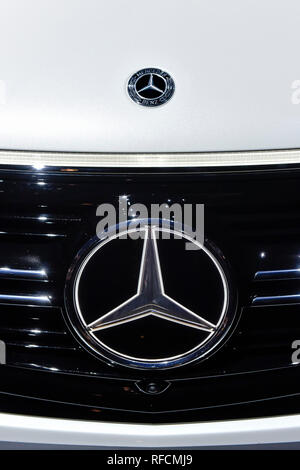 Illuminata moderna automobile Mercedes emblema, il logo Foto Stock