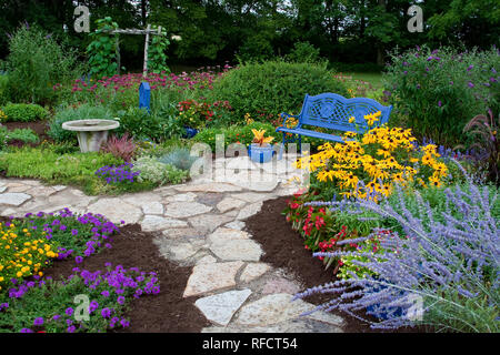 63821-21802 banco blu, blu pentole, butterfly house bird bath e percorso di pietra nel giardino fiorito. Black Eyed Susans (Rudbeckia hirta) Drago Rosso ala essere Foto Stock