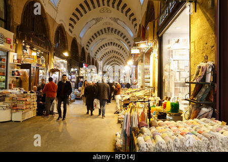 Istanbul, Eminonu, TURCHIA - Storico Bazar delle Spezie di Istanbul. Historic bazaar coperto con le tradizionali spezie e negozi di prodotti dolciari. Foto Stock