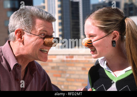 Padre e figlia Clowning con sottoprodotti di origine animale dei nasi, STATI UNITI D'AMERICA Foto Stock