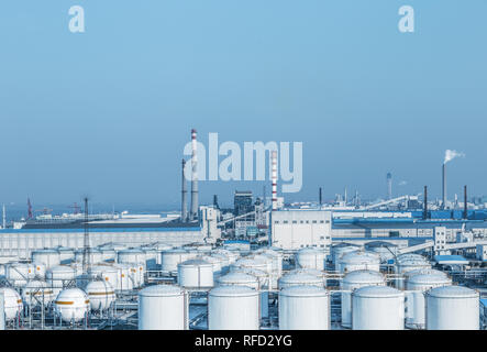 Vista del deposito di olio con camini,Cina. Foto Stock