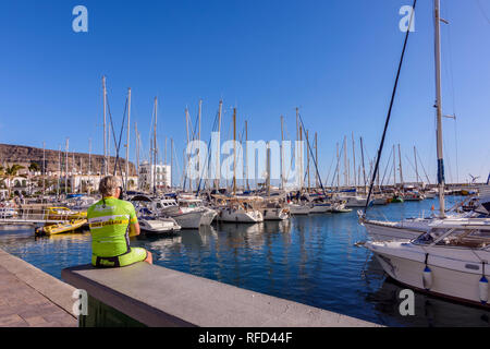 Barche a vela nel porto di Mogan, Gran Canaria, Spagna Foto Stock